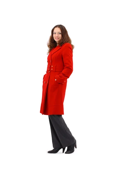Красива молода жінка в червоному пальто позує на білому тлі — стокове фото