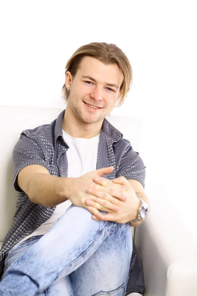 Porträtt av en lycklig vuxen man poserar på vit bakgrund — ストック写真