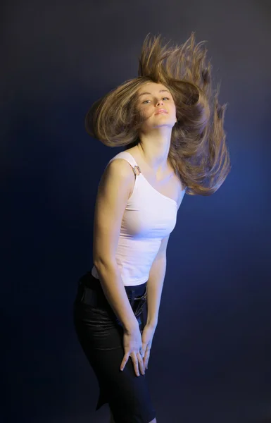Sexy vrouw dansen, donkere achtergrond — Stockfoto