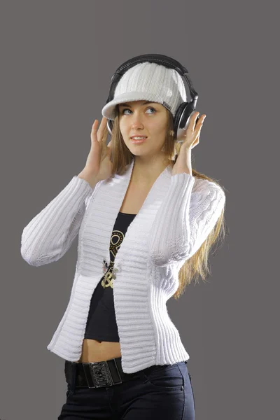 美しい女性のヘッドフォンで音楽を聴く — ストック写真