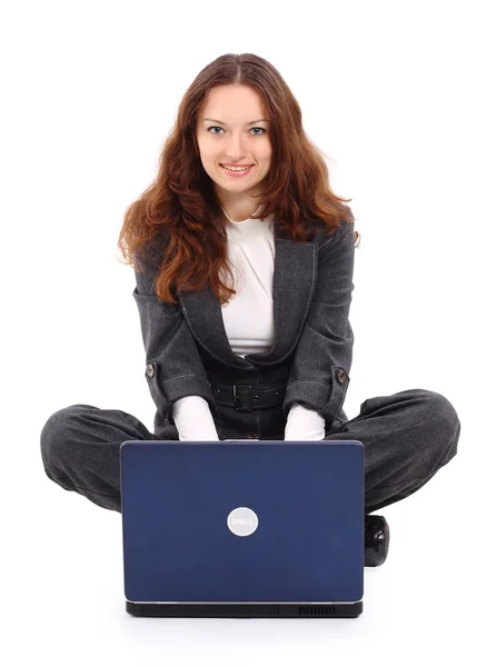 Unga leende affärskvinna som arbetar med laptop — Stockfoto