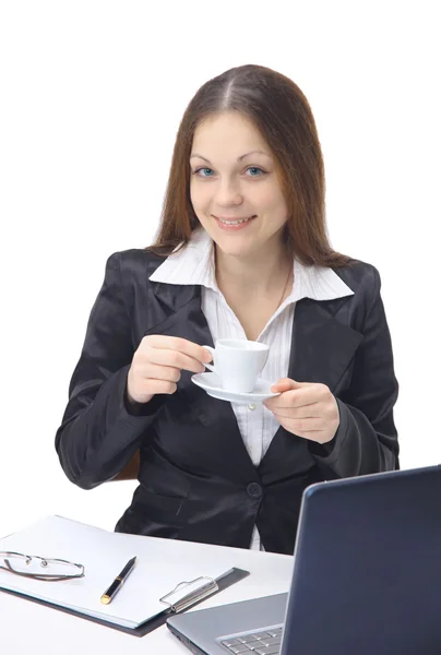 Glad ung kvinna fylla en företagsform samtidigt på hennes skrivbord på jobbet — Stockfoto