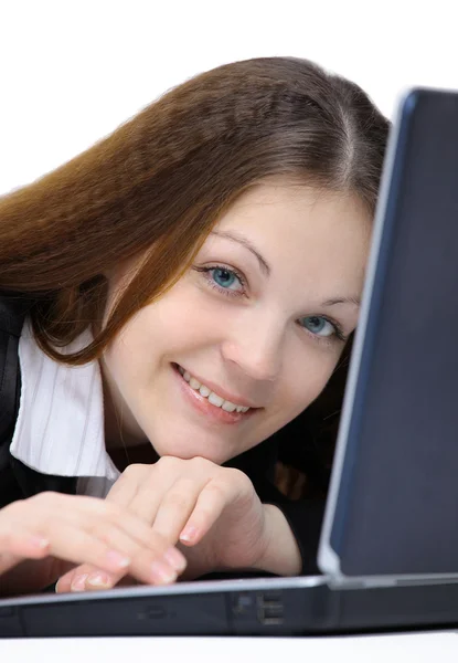Щаслива гарна жінка з ноутбуком на білому — стокове фото