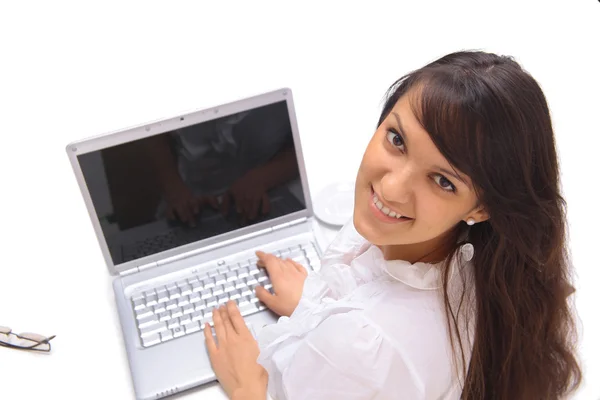 Porträtt av vacker affärskvinna medan du skriver på den bärbara datorn — Stockfoto