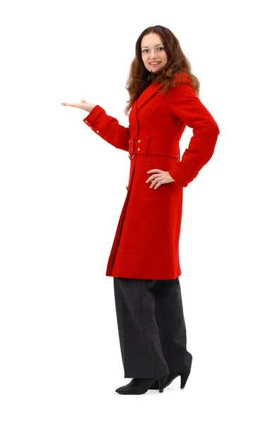 Красивая молодая женщина в красном пальто позирует на белом фоне — стоковое фото