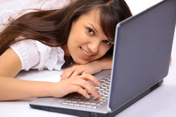 有吸引力的女人用微笑手中的笔记本电脑 — 图库照片