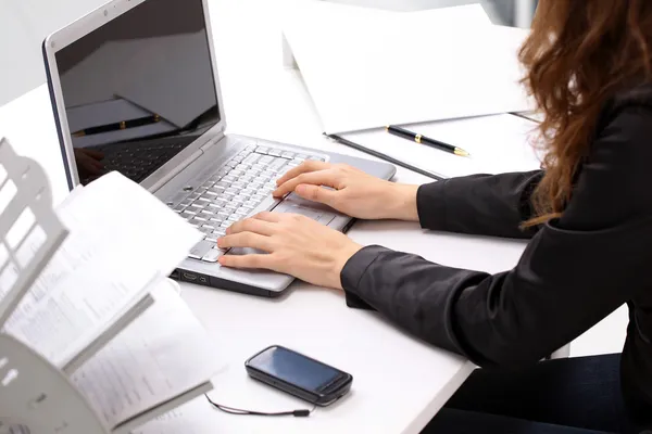 Vrouwelijke handen te typen op een toetsenbord en muis van het bedrijf — Stockfoto