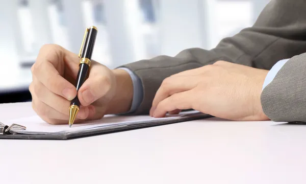 Närbild av affärsperson hand med penna över dokument — Stockfoto