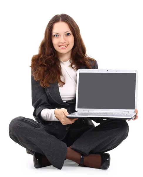 Mujer joven está en el suelo y trabajando en un ordenador portátil —  Fotos de Stock