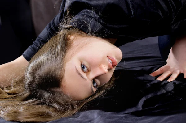 Retrato de mujer en vestido de oro en el interior — Foto de Stock