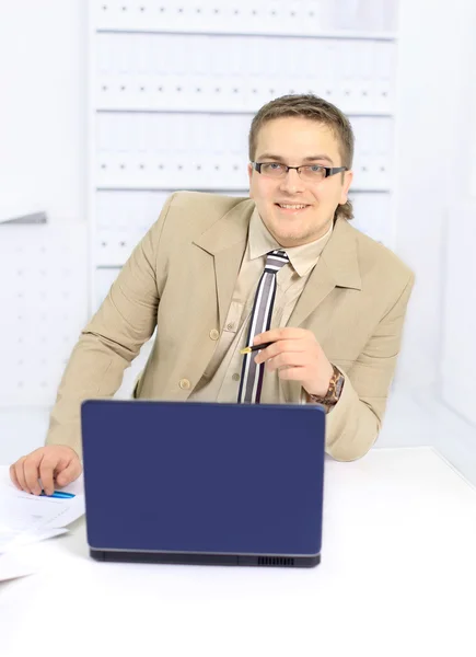 Portrait d'un homme d'affaires utilisant un ordinateur de bureau, regardant la caméra — Photo