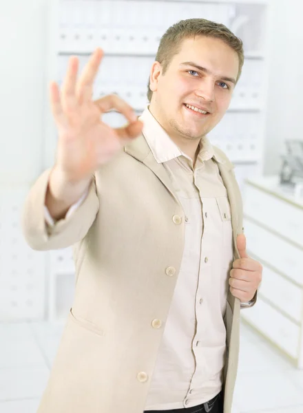 Empresário feliz com gesto ok, isolado em branco — Fotografia de Stock