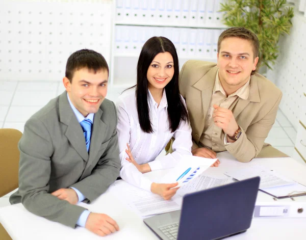 Young businesspeople discuss the new project at office — Stock Photo, Image