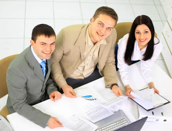 Young businesspeople discuss the new project at office — Stock Photo, Image