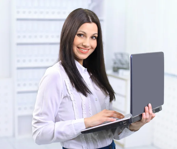 Красивая деловая женщина с компьютером в офисе — стоковое фото