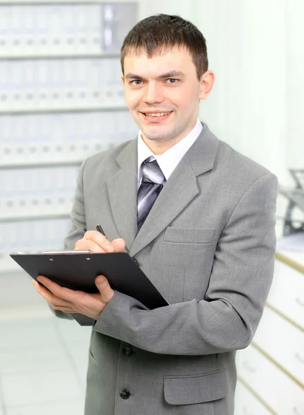 El joven hombre de negocios en la oficina —  Fotos de Stock