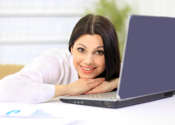 Die schöne Geschäftsfrau mit dem Computer im Büro — Stockfoto
