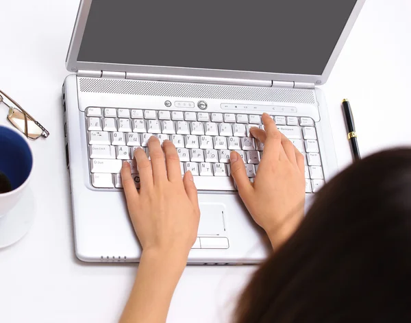 打印的计算机键盘上的女性手 — 图库照片