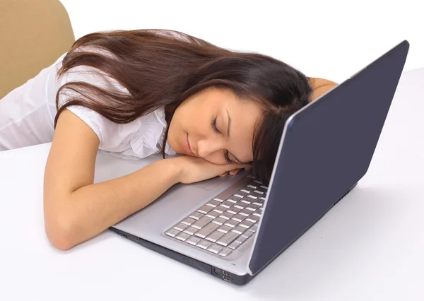 Güzel bir iş kadını klavye üzerinde beyaz bir arka plan üzerinde uyuyor. — Stok fotoğraf