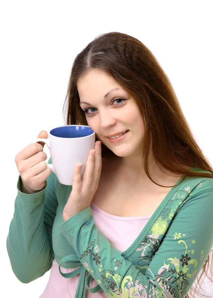 Молода дівчина з чашкою на білому тлі — стокове фото