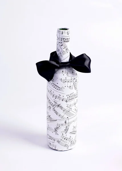 Бутылка с нотами и галстуком — стоковое фото