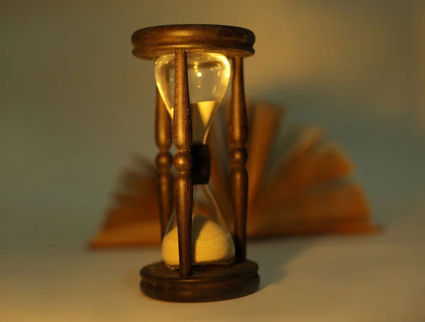 Пісочний годинник з книгою — стокове фото