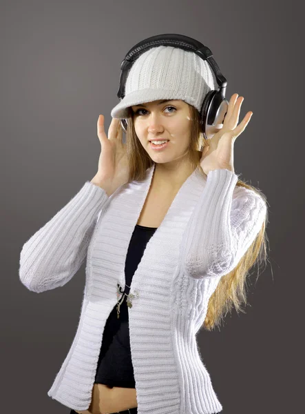 De mooie jonge vrouw met hoofdtelefoon — Stockfoto