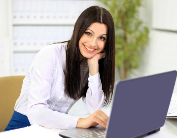 The beautiful business woman with the computer at office — Stock Photo, Image