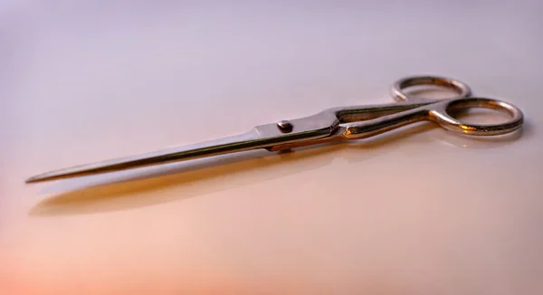 Żelaza nożyczki na stole — Zdjęcie stockowe