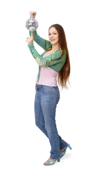 Das Mädchen mit einer Spiegelkugel auf weißem Hintergrund — Stockfoto