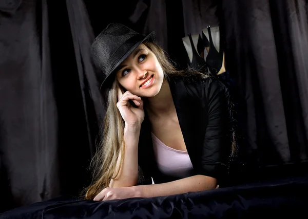 Η όμορφη νεαρή γυναίκα σεξουαλική σε σκούρο φόντο — Φωτογραφία Αρχείου