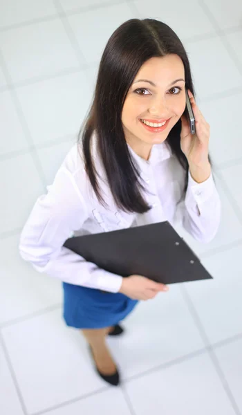 A bela mulher de negócios fala ao telefone no escritório — Fotografia de Stock