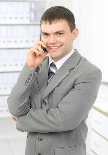 Молодой бизнесмен в офисе — стоковое фото