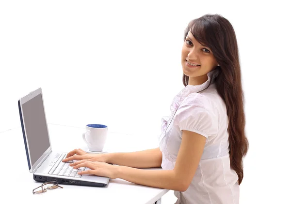 Bilgisayar üzerinde beyaz bir arka plan ile güzel bir iş kadını — Stok fotoğraf