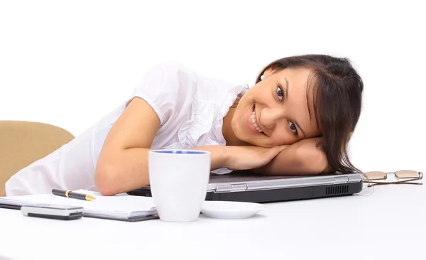 Biznes kobieta śpi na klawiaturze na białym tle — Zdjęcie stockowe