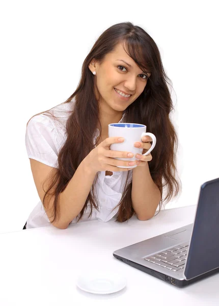 Красивая деловая женщина с чашкой на белом фоне — стоковое фото
