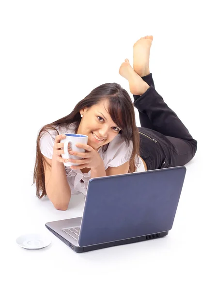 La belle femme d'affaires travaille sur l'ordinateur posé sur un plancher — Photo