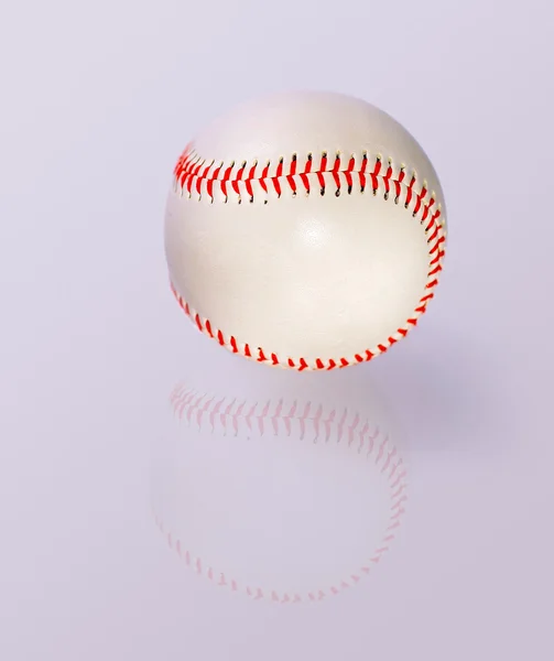 Мяч на столе — стоковое фото