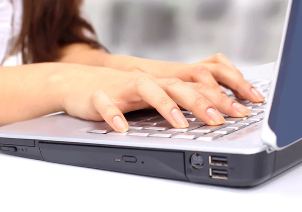 Female hands on the keyboard of the computer — Stock Photo, Image