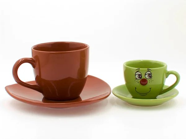 Een Brown Cup Naast Een Green Kid Cup Witte Achtergrond — Stockfoto