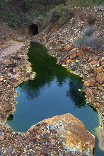 Bergbaustolleneinfahrt Mit Kontaminiertem Wasser — Stockfoto