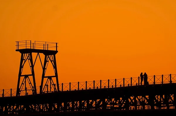 Couple Looking Sunset Iron Bridge — Stock Photo, Image