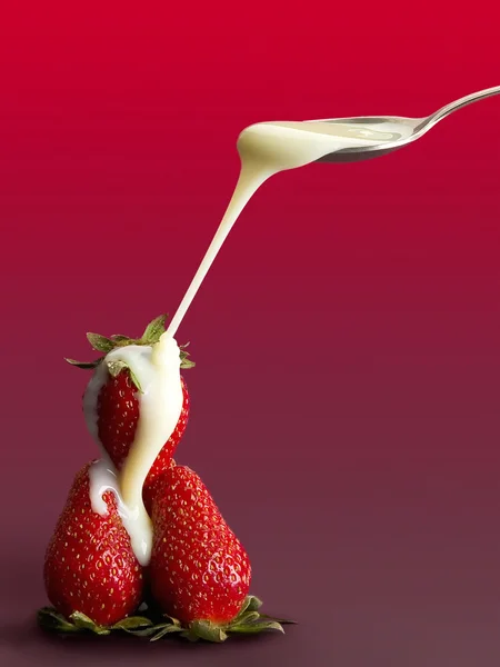 Căpșuni cu lapte condensat — Fotografie, imagine de stoc