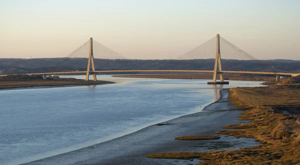国际桥梁在西班牙和葡萄牙之间的迪亚纳河 — 图库照片