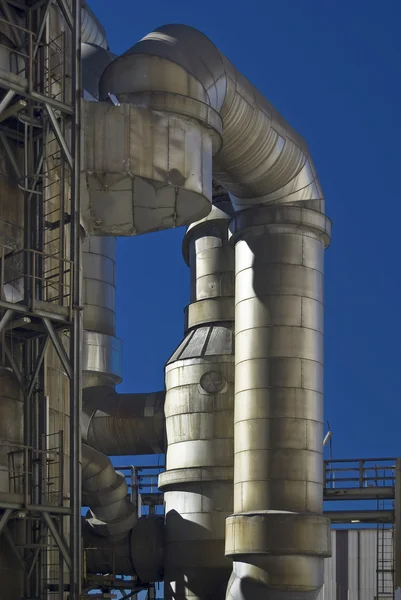 パイプラインは 放棄された酸の化学工場 — ストック写真