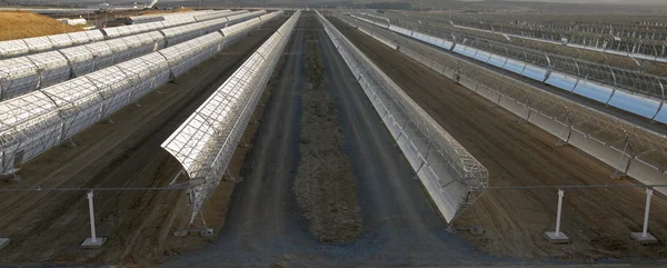 Widokiem Słonecznych Zwierciadeł Produkcji Energii Słonecznej — Zdjęcie stockowe