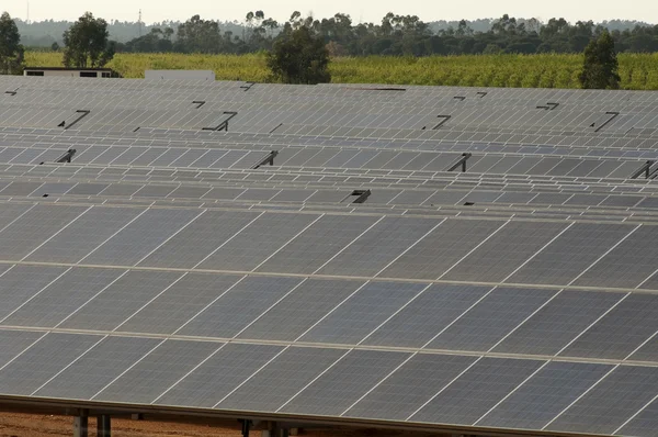 田舎で太陽電池パネル — ストック写真