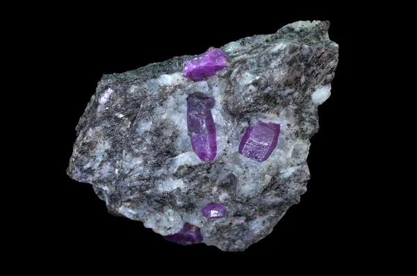 ルビーは血赤着色された宝石用原石 な鉱物のコランダム 酸化アルミニウム にピンクです 黒の背景に分離 — ストック写真