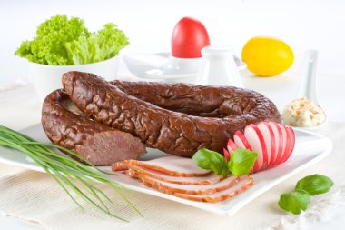 sosis yüzük beyaz bir plaka üzerinde