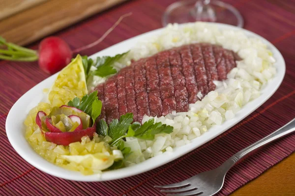 Stek tradycyjne, surowe mięso mielone i jaj — Zdjęcie stockowe